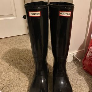 Hunter glossy tall black